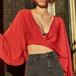 UO SILENCE + NOISE CARLA DOLMAN TOP